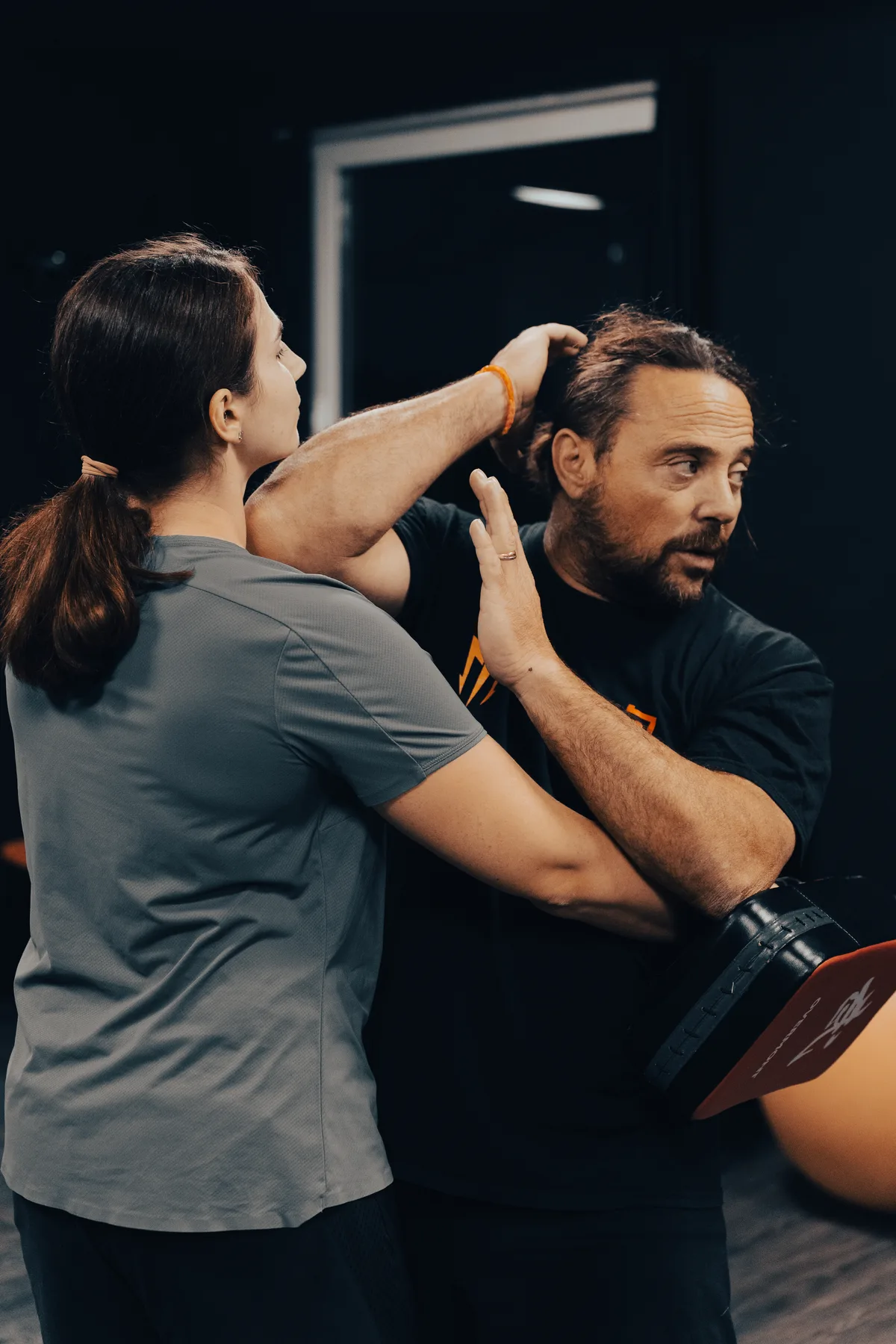 Istruttore e allieva durante un esercizio di autodifesa di Krav Maga