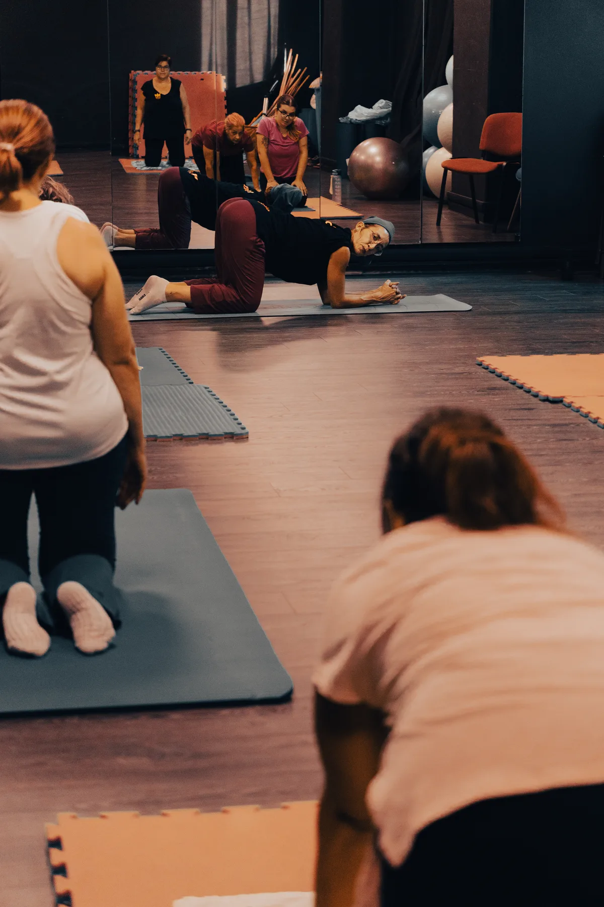 Corso di Pilates e Posturale con allievi a terra su tappetino