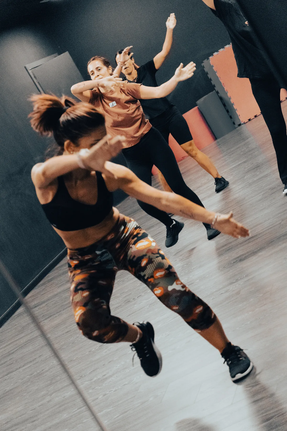 Corso di Zumba con allieve che ballano a ritmo di musica