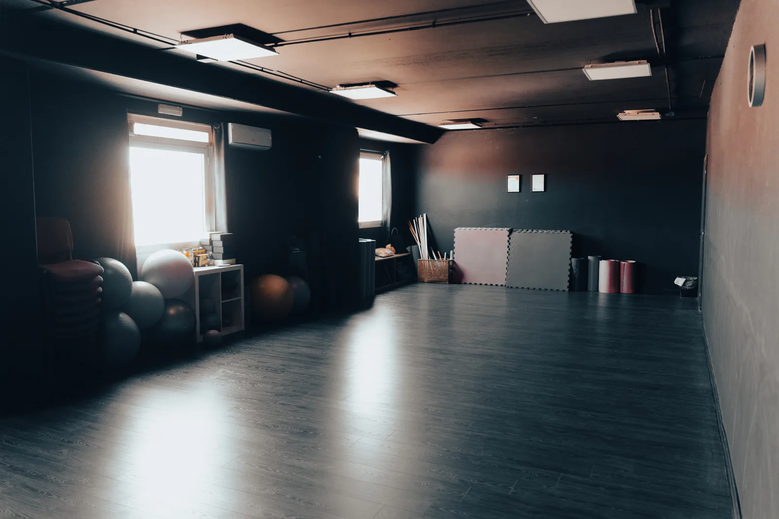 Sala fitness di Martial Fitness Palace con tappetini e palle per pilates