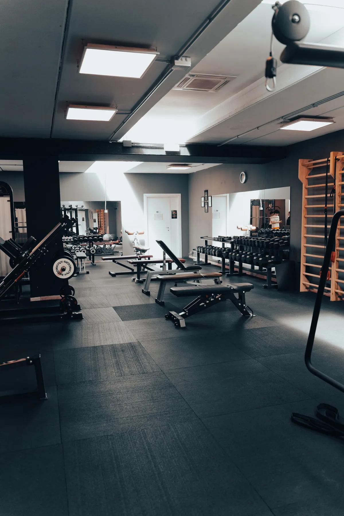 Sala pesi di Martial Fitness Palace, area con spalliera e panche